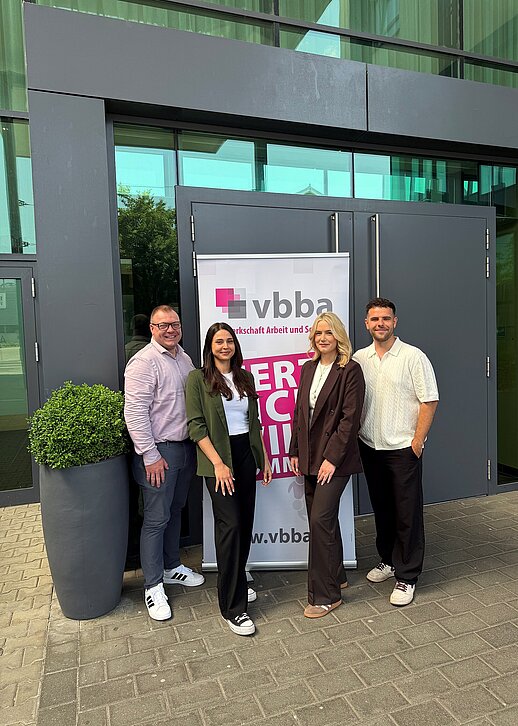 Die neuen vier Vertreter der Bundesjugendleitung vor dem Aufsteller der vbba.