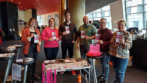 6 vbba-Mitglieder stehen hinter einem Tisch mit vbba-Werbemitteln