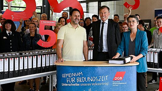 Foto der Übergabe der Unterschriften zur Petition Bildungszeit an den Sächsischen Landtag