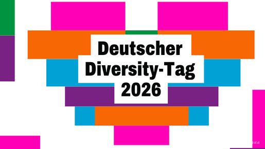 Schriftzug auf buntem Hintergrund, welcher die Form eines Herzens bildet.