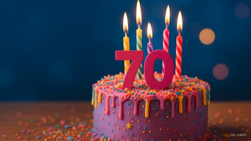 Geburtstagstorte in magenta-lila Farbtönen mit einer 70