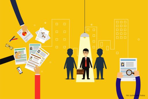 Grafische Darstellung mit Händen, die Zettel halten und im Mittelpunkt eine Person im Rampenlicht