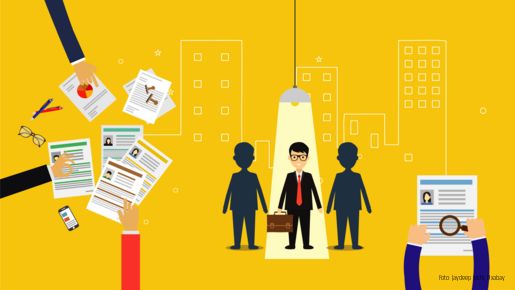 Grafische Darstellung mit Händen, die Zettel halten und im Mittelpunkt eine Person im Rampenlicht