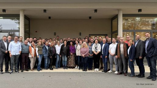 Gruppenbild der Teilnehmenden der Bundeshauptvorstandssitzung vor dem Hotel Includio