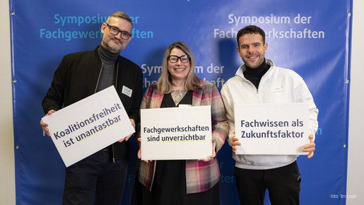 Die Teilnehmenden der vbba mit den Schildern in der Hand "Koalitionsfreiheit ist unantastbar", "Fachgewerkschaften sind unverzichtbar" und "Fachwissen als Zukunftsfaktor"
