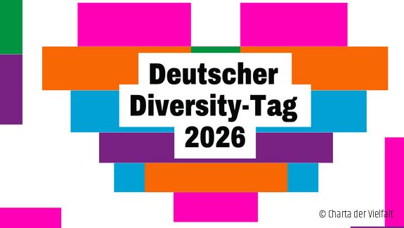 Schriftzug auf buntem Hintergrund, welcher die Form eines Herzens bildet.