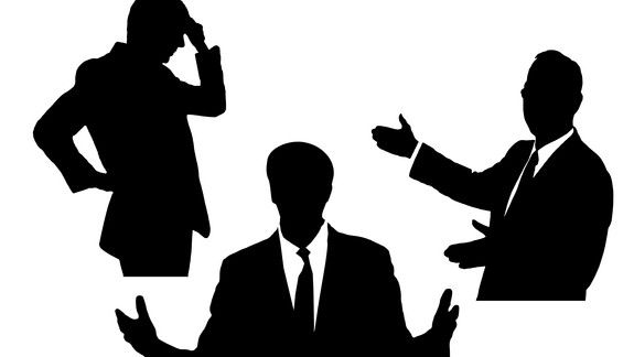 schwarze Silhouette von drei Männern, welche präsentieren