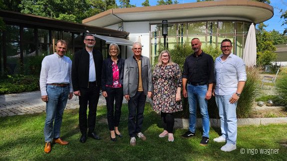 Auf dem Bild sind die Teilnehmenden der vbba sowie Vertreter der Zentrale zu sehen.