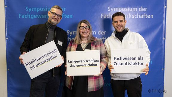 Die Teilnehmenden der vbba mit den Schildern in der Hand "Koalitionsfreiheit ist unantastbar", "Fachgewerkschaften sind unverzichtbar" und "Fachwissen als Zukunftsfaktor"
